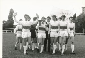 La coupe navigue de mains en mains.